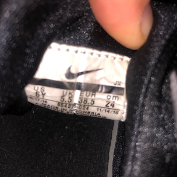 Shoes - Picture 5 of 7